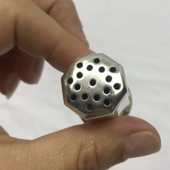 Vintage sterling silver salt/herb shaker - Picture 3 of 12